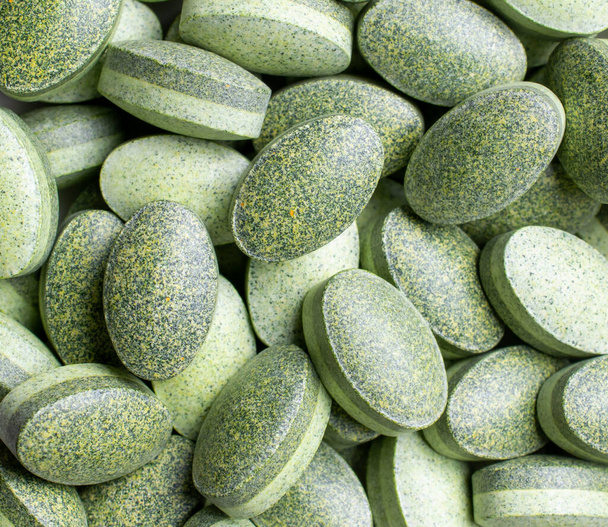 macro foto op een tapete van natuurlijke supplement pillen van gedroogde groenten en fruit - Foto, afbeelding