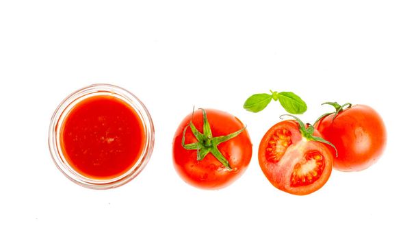 Verre de jus de tomate naturel, tomates rouges fraîches sur fond blanc. Photo Studio - Photo, image