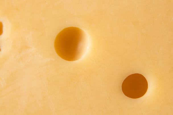 un morceau de fromage à pâte dure comme fond macro photo - Photo, image