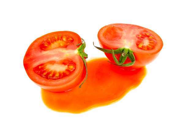 Lote de jugo de tomate y tomates rojos frescos aislados sobre fondo blanco. Estudio foto - Foto, imagen