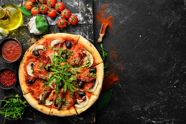 Güneşte kurutulmuş domatesli, mantarlı ve zeytinli ev yapımı pizza. İtalyan mutfağı. Yemek teslimatı. - Fotoğraf, Görsel