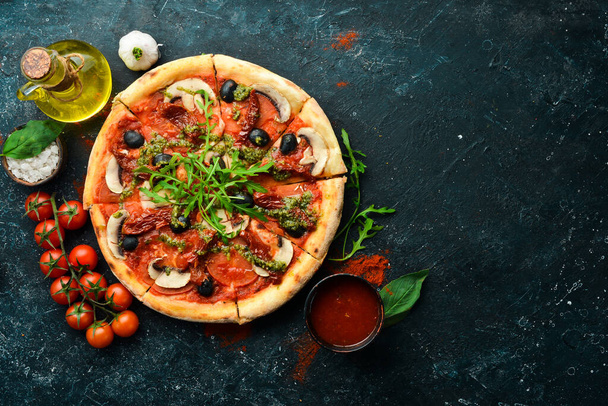 Homemade pizza with sun-dried tomatoes, mushrooms and olives. Italian cuisine. Food delivery. - Foto, Imagen