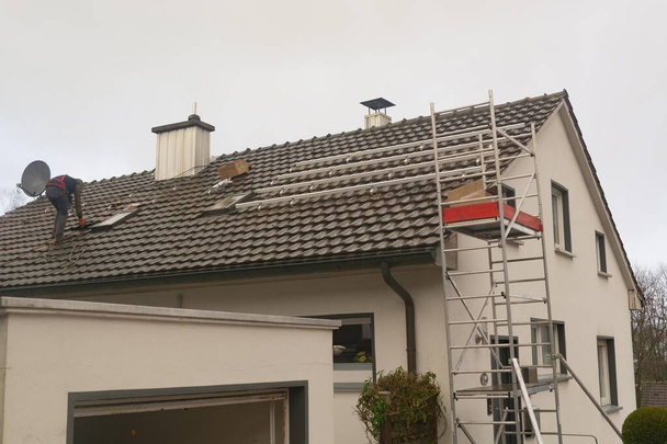 Fotovoltaikus rendszer, napelemek vannak felszerelve a tetőre - Fotó, kép