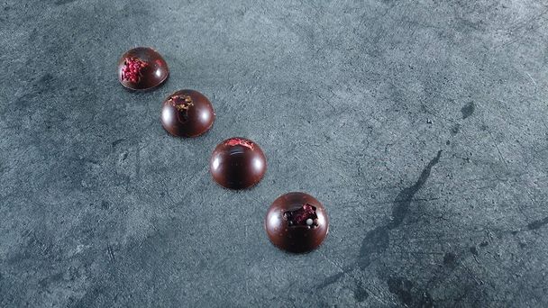 Chocolate artesanal hecho a mano. Barras de chocolate con frutas secas - Foto, Imagen