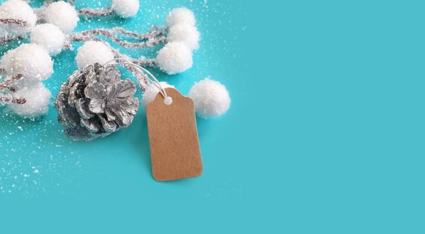 verschneiter Zweig, Spielzeug auf farbigem Hintergrund, Geschenk - Foto, Bild