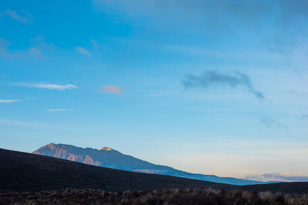 Sol saliendo sobre el Monte Ruapehu más allá de la silueta en primer plano en el Parque Nacional Tongariro. - Foto, Imagen