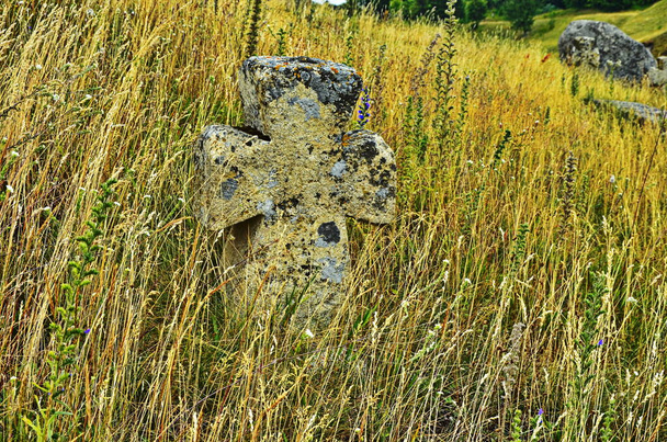 Az ősi kozák temető sírjaival és a Bohdan Khmelnytsky-féle lázadás ismeretlen harcosainak kőkeresztjeivel. hagyományos kókuszkő sírok és keresztek faragott dátummal - Fotó, kép