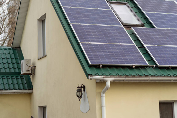 Panele słoneczne na dachu jednopiętrowego domu. Autonomiczna energia. Ekologia - Zdjęcie, obraz