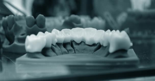 O homem da mandíbula inferior, criado em uma impressora 3d a partir de um fotopolímero - Filmagem, Vídeo