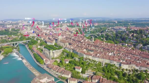 Bern, İsviçre. Tarihi şehir merkezi, genel görüş, nehir. 4K - Video, Çekim