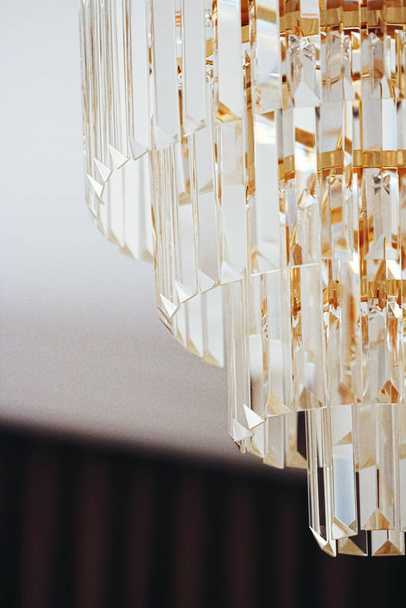 Altın detaylara sahip kristal cam avize, lüks mobilyalar ve ev dekorasyonu konsepti - Fotoğraf, Görsel