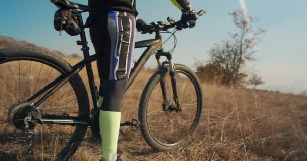 Nahaufnahme eines Radfahrers auf dem Berg - Filmmaterial, Video