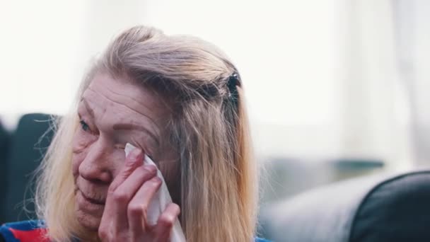 Vieille femme solitaire essuyant des larmes avec une serviette blanche - Séquence, vidéo
