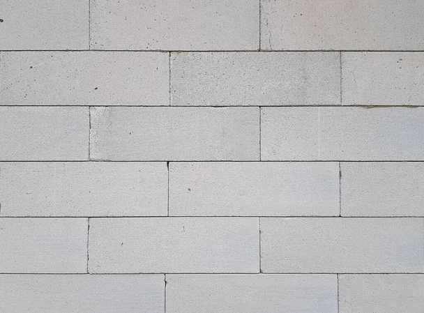 Fragment bílé stěny z bloků, hrubého zdiva, textury nebo tapety - Fotografie, Obrázek