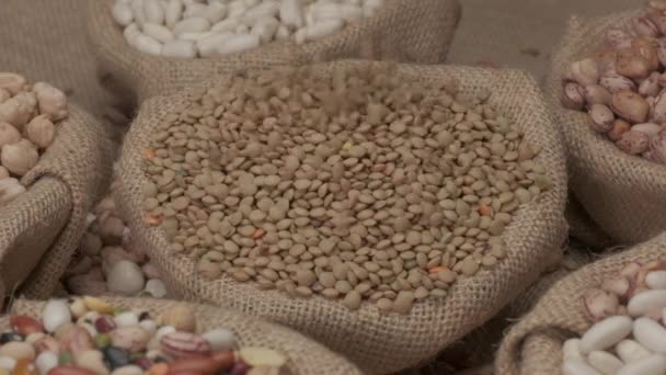 乾燥したレンズ豆はジュートボウルに落ちます。地中海料理、ビーガンベジタリアン成分健康タンパク質食品 - 映像、動画