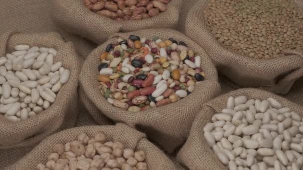 Legumes dry mixed various beans, lentils, chickpeas rotating on jute bowl - Filmagem, Vídeo