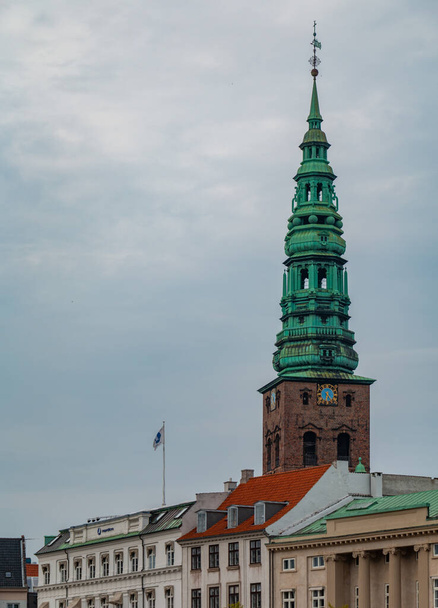 Ein Bild des Turms des Zentrums für zeitgenössische Kunst Nikolaj, ehemalige Nikolaikirche. - Foto, Bild
