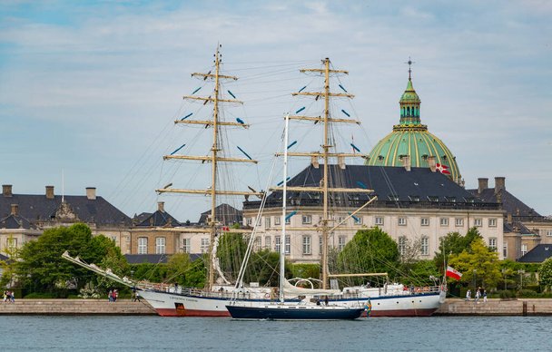 Φωτογραφία δύο σκαφών αγκυροβολημένων στην προκυμαία της Κοπεγχάγης. - Φωτογραφία, εικόνα