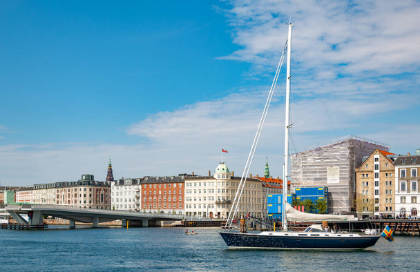 Uma foto de um veleiro navegando no corpo de água Honsebrolobet de Copenhague. - Foto, Imagem