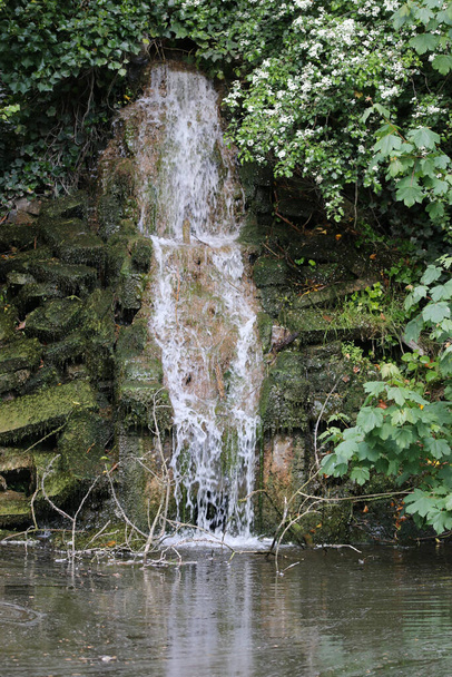Водоспад над камінням у ставок
 - Фото, зображення