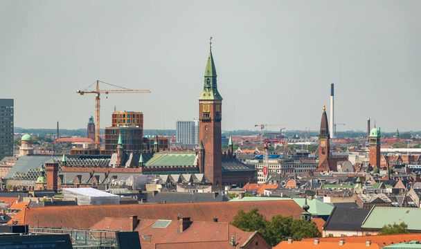Egy kép Koppenhága belvárosáról a magaslataival, nevezetesen a Városháza tornyáról.. - Fotó, kép