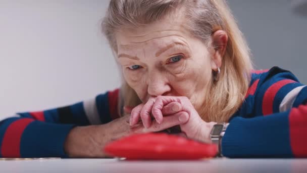 печальная бедная пожилая женщина считает монеты и смотрит на пустой бумажник - Кадры, видео