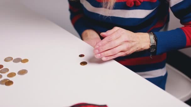 close-up op gerimpelde handen van oudere vrouw tellen geld - Video