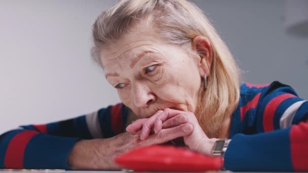 toivoton vanha nainen katselee tyhjää lompakkoa - Materiaali, video