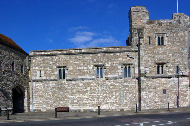 Częścią średniowiecznych murów obronnych Southampton znanych jako Dom Boży Tower. Zbudowana na początku XV wieku wieża chroniła śluzę przed fosą miejską i była siedzibą miejscowego strzelca. Później stało się więzieniem, a teraz jest - Zdjęcie, obraz