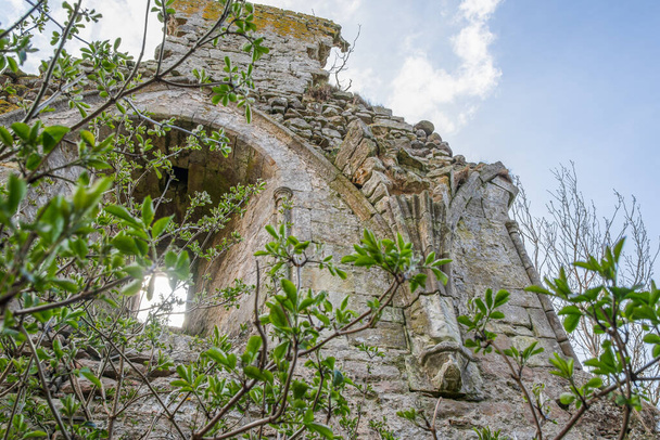 De oude ruïnes en de bovenste bogen gewelfde muren en ingewikkelde stenen werk van de ooit indrukwekkende structuur en indrukwekkende ruïnes zijn gelegen op ongeveer een mijl van het dorp Craigie en worden erkend als een van de vroegste gebouwen i - Foto, afbeelding