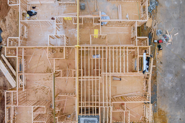 Структура каркаса деревянного здания на новой застройке нового строящегося дома - Фото, изображение