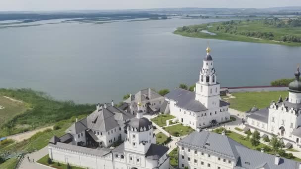 Sviyazhsk, Rusya. Varsayım Katedrali 'nin havadan görünüşü ve Sviyazhsk adasının manastırı. 4K - Video, Çekim