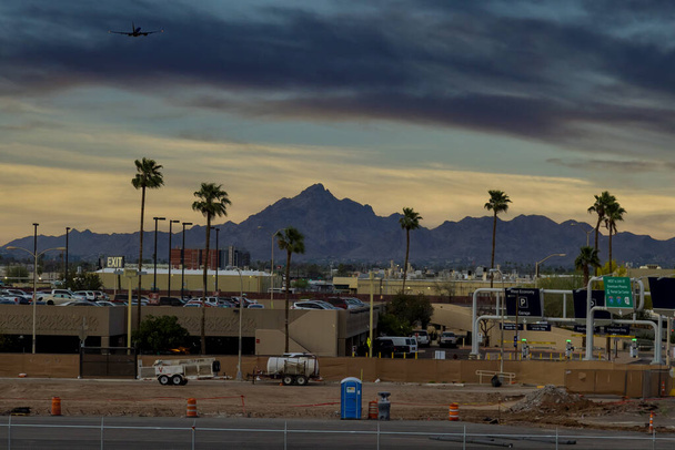 05.Apryl 2021 Phoenix, Arizona USA: Современный международный аэропорт во время захода солнца пассажирский самолет в полете в небо в аэропорту Sky Harbor с Phoenix, Аризона США - Фото, изображение