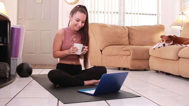 Otthoni élet világjárvány idején - nő dolgozik laptop a nappaliban.  - Fotó, kép