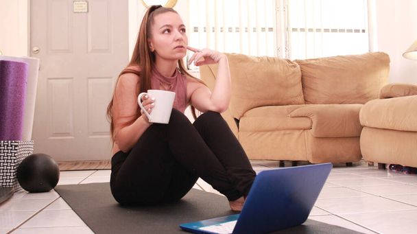 Vita domestica durante la pandemia - donna che lavora al computer portatile in soggiorno.  - Foto, immagini