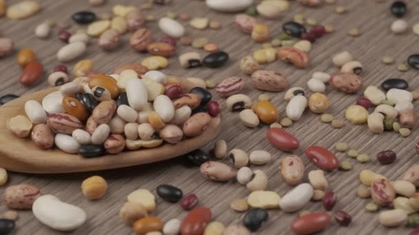 乾燥マメ科植物、混合豆、ひよこ豆、レンズ豆、木製スプーンのスープ、地中海の健康的な食事の栄養 - 映像、動画