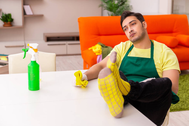 Giovane appaltatore maschio pulire la casa al chiuso - Foto, immagini