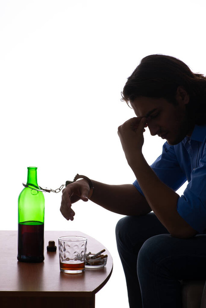 Jongeman die lijdt aan alcoholisme - Foto, afbeelding