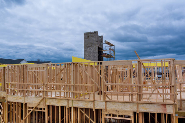 El encuadre de la estructura del edificio de la casa de madera en construcción en un nuevo desarrollo - Foto, imagen