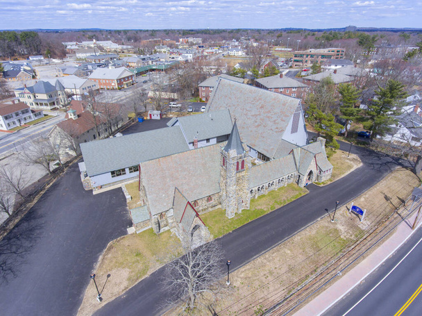 All Saints 'Episcopal Church luchtfoto in het historische centrum van de stad in het voorjaar, Chelmsford, Massachusetts, MA, Verenigde Staten. - Foto, afbeelding