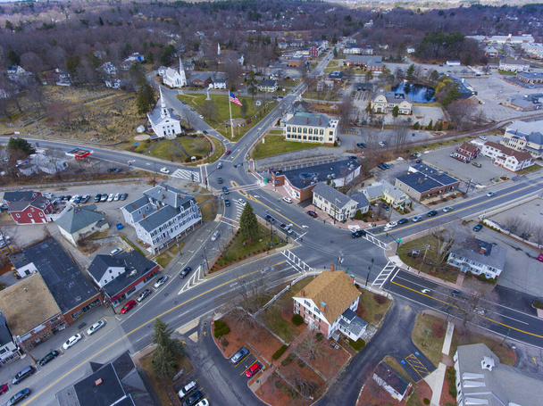 Chelmsford történelmi városközpont, beleértve a város közös és központi tér légi kilátás tavasszal, Chelmsford, Massachusetts, MA, USA. - Fotó, kép