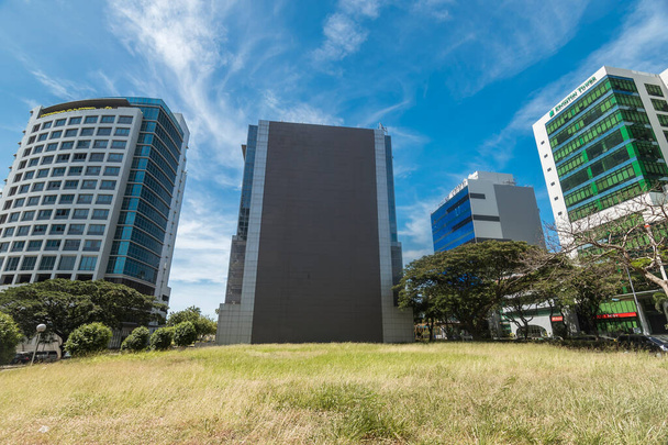 Alabang, Muntinlupa, Métro Manille Philippines - Édifices à bureaux dans le Madrigal Business Park, vu d'un terrain gazonné vide. - Photo, image