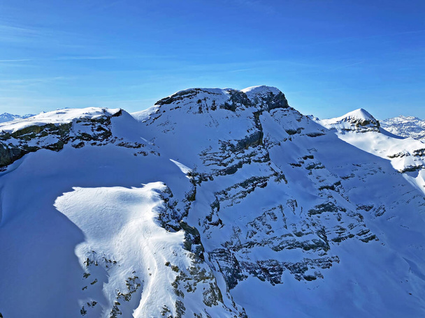 Alpino nevado picos de montanha Le Sommet des Diablerets e Tete Ronde localizado no maciço montanhoso Les Diablerets (Rochers ou Scex de Champ) - Cantão de Vaud, Suíça / Suisse - Foto, Imagem