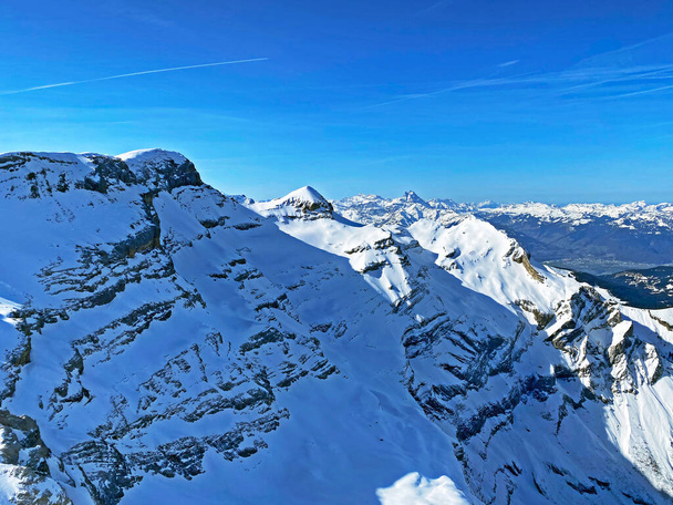Сніжні альпійські вершини Le Sommet des Diablerets and Tete Ronde розташовані в гірському масиві Les Diablerets (Rochers or Scex de Champ) - кантон Вод, Швейцарія / Suisse - Фото, зображення