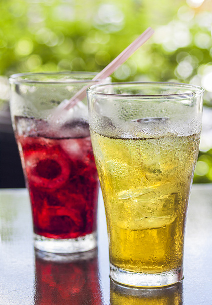 koud zoet drankje van roselle en citroen - Foto, afbeelding