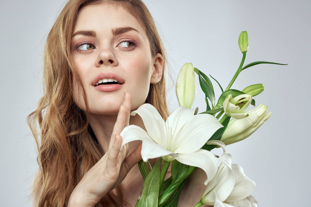 Mujer emocional con flores modelo primavera hombros desnudos piel clara - Foto, imagen