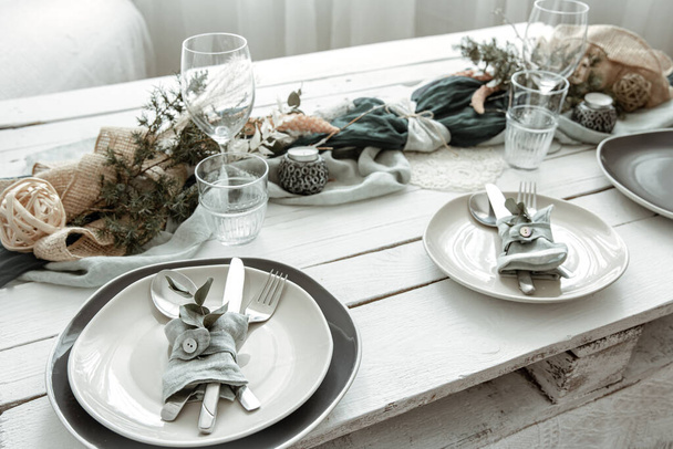 Feestelijke tafelschikking thuis met Scandinavische decoratieve details close-up. - Foto, afbeelding