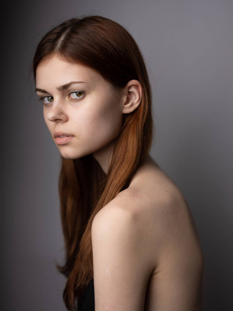 Όμορφη γυναίκα σε γκρι φόντο περικοπή προβολή μοντέλο κόκκινα μαλλιά κοντά στο πορτρέτο - Φωτογραφία, εικόνα