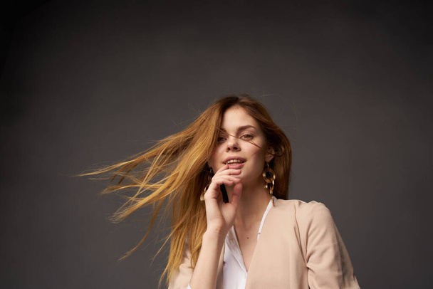 красивая женщина трогает волосы привлекательный вид украшения студии крупным планом - Фото, изображение