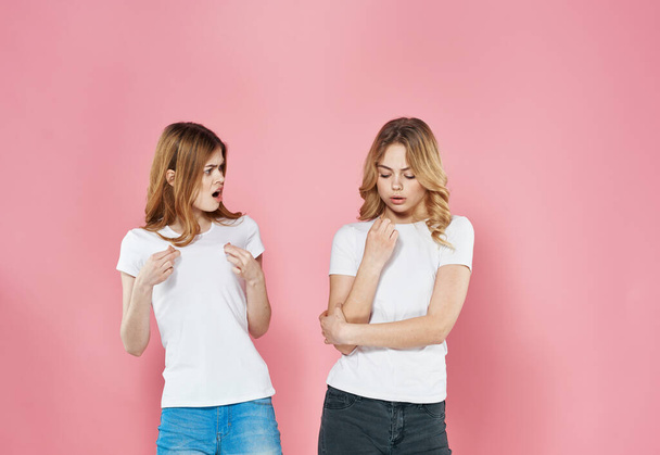 Для женщины в белых футболках обрезанный вид подружки розовый фон - Фото, изображение